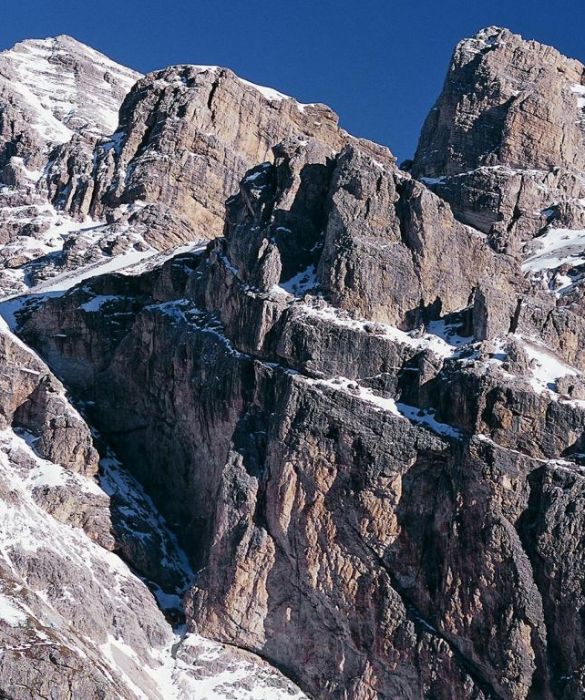 L'Alta Val Pusteria, tra l'Alto Adige e il Tirolo Orientale, è una zona meravigliosa per sciare: i centri principali sono San Candido, Dobbiaco e Sesto. Ai piedi delle famosissime Tre Cime di Lavaredo c'è il comprensorio sciistico Hochpustertal-Alta Pusteria-Sextner Dolomiten con oltre 90 km di piste.