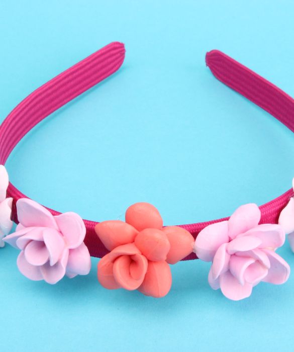 Il fimo può essere utilizzato anche per personalizzare accessori basici come il cerchietto: un'idea può essere quella di creare tanti fiori in tinta con la tonalità del cerchietto per dare un tono primaverile al nostro outfit!