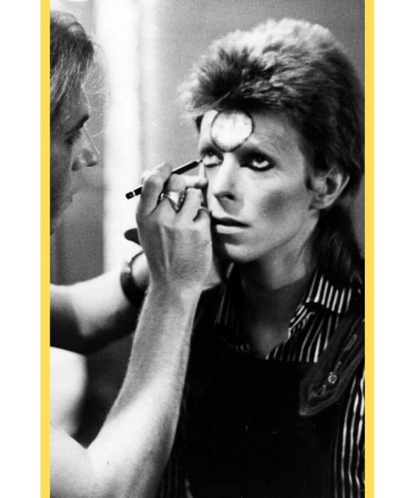 <p>Senza alcun dubbio i gusti sessuali di David Bowie non avevano nulla a che fare con la genialità della sua musica, ma il tema dell’ambiguità di genere è stato fin dall’inizio molto presente nella sua opera. La figura di Bowie ha avuto portata rivoluzionaria non soltanto da un punto di vista musicale, ma anche in riferimento all’accettazione della comunità omosessuale. È stata la prima rockstar a dichiarare di essere gay e anche se non si sa con certezza se lo fosse o meno, i suoi molteplici coming out furono una spinta per uscire allo scoperto per molte persone, sia comuni che VIP. Tutte quelle diversità considerate vergogna da nascondere, vennero trasformate dal Duca Bianco in punti di forza da esibire.</p>
