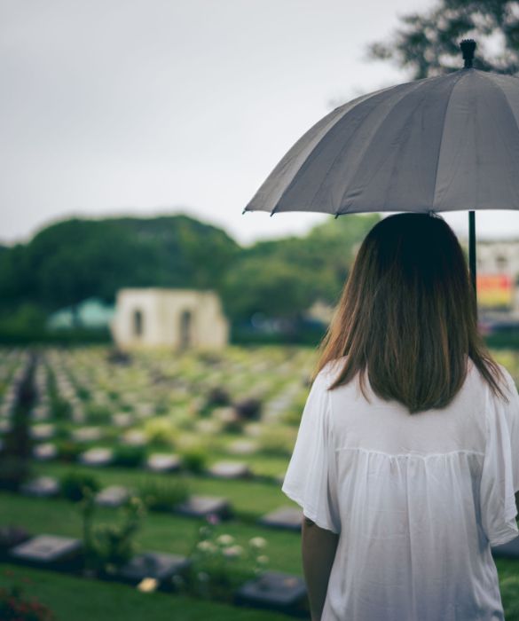 Solitamente si tratta di persone che ci sono state vicine o che hanno fatto parte della famiglia. Sono sogni che nascono da ciò che si prova e il più delle volte aiutano ad elaborare il lutto e ad accettare la perdita, soprattutto se la persona in questione è morta da poco tempo. Sognare un morto che parla, che cerca un dialogo, vuol dire che sentiamo la sua mancanza e avvertiamo il bisogno di ascoltare parole di conforto (questo in genere accade quando si sta attraversando un momento di particolare difficoltà). Se sorride, si diverte, è sicuramente un segnale positivo, vuol dire che è andato via in pace ed è in pace anche con noi. Se la persona invece appare silenziosa o triste, questo potrebbe sottolineare che c’è stata una mancata comunicazione o potrebbe anche simboleggiare sentimenti irrisolti, momenti di difficoltà o relazioni complicate. Se ci prende per mano e ci chiama è un chiaro segnale di allarme, forse stiamo attraversando un periodo di difficoltà, di depressione, e non troviamo le forze per uscirne. Sognare dei defunti che non si conoscono è più raro, ma può capitare: forse hanno bisogno di qualcosa, ma non è facile capirlo.