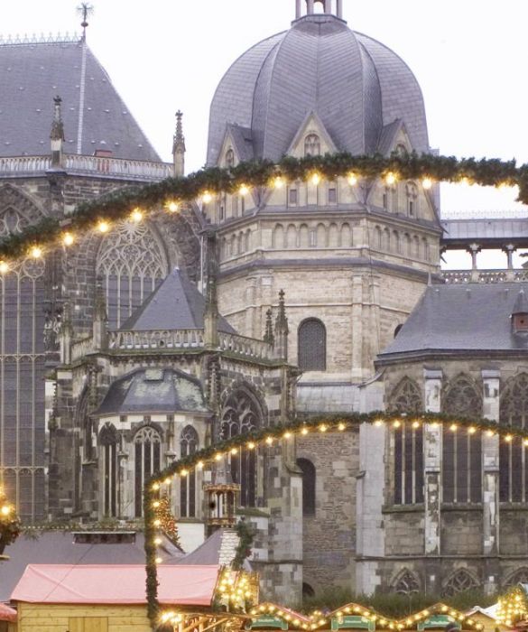 Sul confine tra Belgio e Paesi Bassi, nella vallata boscosa del Wurm, un affluente del Roer, sorge Aquisgrana, la città più orientale della Germania. Oltre che un meraviglioso centro è anche una rinomata stazione termale.