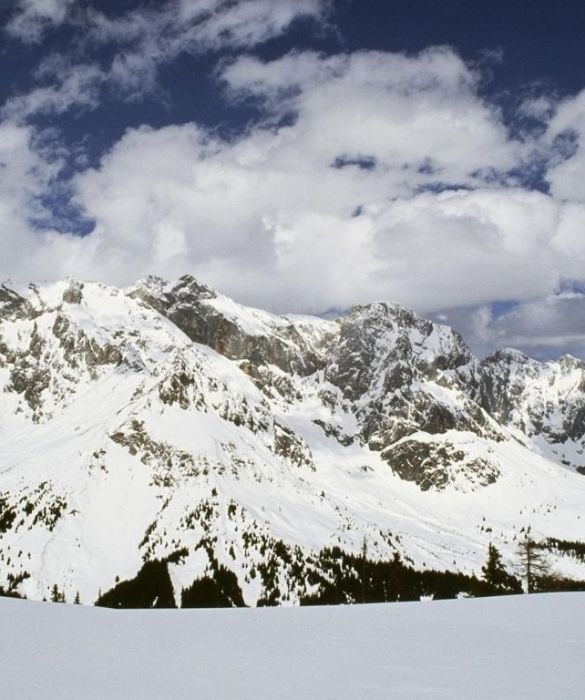 L'Hochkönig è una montagna delle Alpi Settentrionali Salisburghesi compresa nelle Alpi di Berchtesgaden. L'Hochkönig è la vetta più alta di queste ultime ed è compresa nel Parco Nazionale di Berchtesgaden. Le Alpi austriache sono un'ottima scelta per chi vuole espandere il proprio universo sciistico oltre i confini italiani.