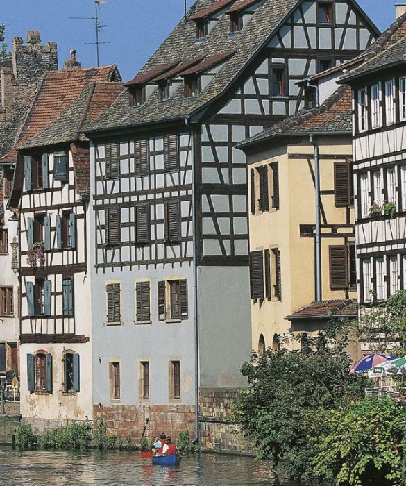 In Francia, sulla sponda sinistra del Reno, sul fiume Ill, si estende Strasburgo, la città dell'Unione Europea. È considerata la capitale storica dell'Alsazia, di cui è anche la città più popolosa e importante. Ha conservato praticamente intatti i suoi quartieri medievali, estesi intorno alla cattedrale e alle piazze Kléber e Gutenberg, sull'isola fra l'Ill e il Fossé du Faux-Rempart.