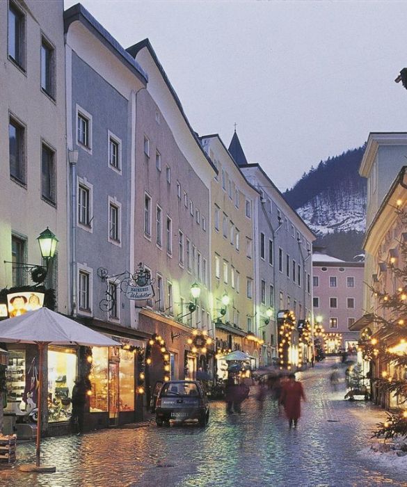 Innsbruck è posto sul fiume Inn, alla confluenza in esso del fiume Sill, tra il Karwendel a nord e le Alpi di Tux e di Stubaia sud. Il centro antico ha conservato l'impianto tardomedievale, con portici nelle vie principali e tipiche case con facciate strette, spesso affrescate, e tetti a due spioventi.