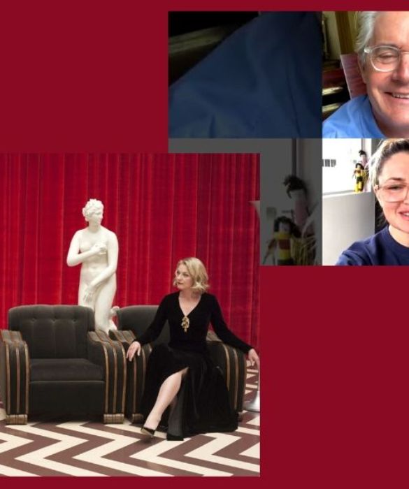Chi ha ucciso Laura Palmer? Con questa domanda, che all’inizio degli anni Novanta diventò un vero e proprio tormentone, cominciava la serie televisiva ideata e diretta dal regista David Lynch destinata a cambiare la storia della tv. I fan, nel pieno dell’emergenza sanitaria, hanno ben pensato di rendere omaggio alla serie che festeggia il traguardo dei 30 anni con un rewatch tutto speciale, iniziativa diventata virale con il nome di Twin Peaks Watch Party. Inoltre, diversi membri del cast tra cui l’agente Dale Cooper (Kyle MacLachlan) e Shelly (Mädchen Amick) si sono impegnati a ravvivare questa iniziativa facendo insieme dirette sui loro profili social.