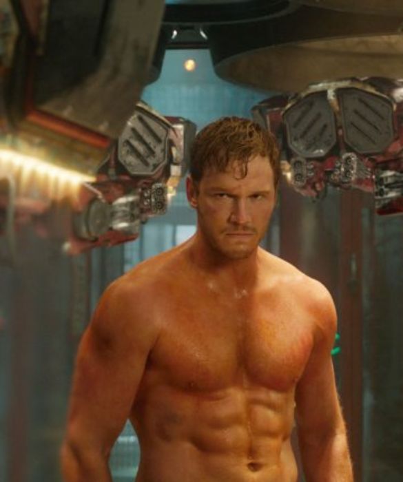 Per esigenze di copione, Chris Pratt ha perso ben 27 Kg in 6 mesi. Ha modellato il suo corpo in maniera eccezionale e in “I Guardiani della Galassia” ha messo in mostra muscoli d’acciaio. Il regista del film, infatti, trovandosi davanti all’attore visibilmente in sovrappeso, dichiarò che non si era mai visto un supereroe grasso e che c’era bisogno di un cambiamento. La trasformazione non è stata assolutamente traumatica: mangiare meglio e bere di più, senza allenarsi troppo duramente. 