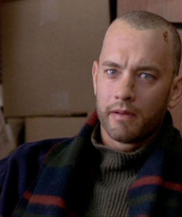 Per interpretare il coraggioso e battagliero avvocato gay malato di Aids Andrew Beckett, protagonista del film Philadelphia (1993), Tom Hanks perse più di 14 Kg. Questo personaggio di un’intensità travolgente gli valse l’Oscar come miglior attore protagonista.