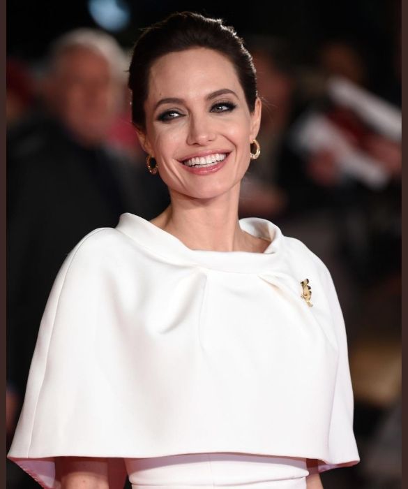 <p>Già in giovane età Angelina Jolie era ricorsa alla chirurgia per ottenere un naso meno largo, assottigliandolo senza alterarlo. Successivamente, grazie ad un lifting completo del volto, anche il suo viso è diventato più “affilato”, facendo emergere un profilo delicato e affusolato. Inutile dire che i nuovi lineamenti le donano particolarmente!</p>
