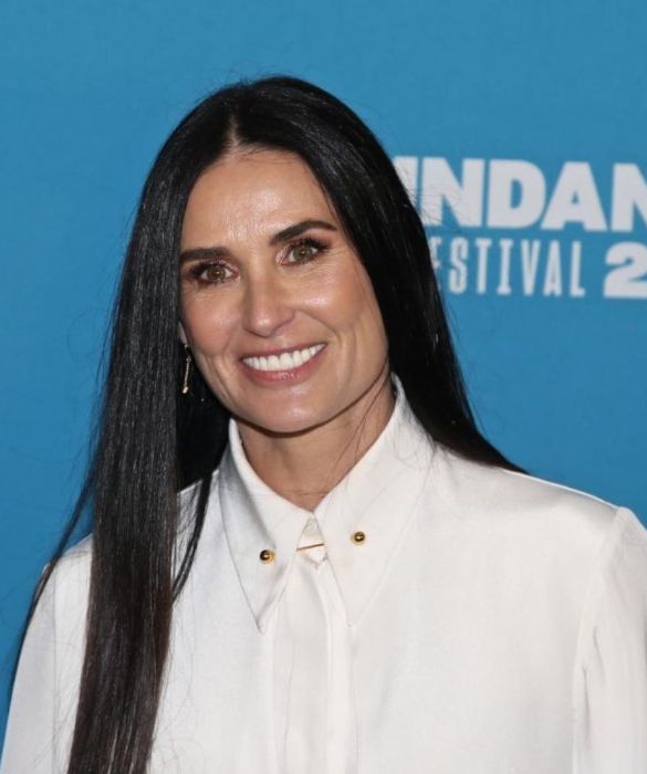 Nell’Olimpo delle più belle e più sexy c’è sicuramente Demi Moore, una delle attrici più famose, ma anche sensuali del pianeta. Ha sempre ammesso di ricorrere a piccoli interventi di chirurgia estetica, dai mini lifting alle sopracciglia alle varie iniezioni su zigomi e guance, e il risultato ha riscosso grande successo!