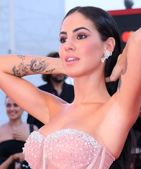 <p>Non si fa che parlare di lei, la giovanissima influencer ex corteggiatrice di Uomini e Donne. Oggi sui social appare diversa, dimagrita, con un fisico molto tonico e anche qualche ritocchino. Lei stessa ha dichiarato di essersi sottoposta a una mastoplastica additiva e di aver fatto qualche piccola puntura alle labbra. E gli zigomi? Rimangono un mistero. Non ne aveva davvero bisogno, ma oggi si sente meglio con sé stessa, senza aver sacrificato la sua naturalezza.</p>