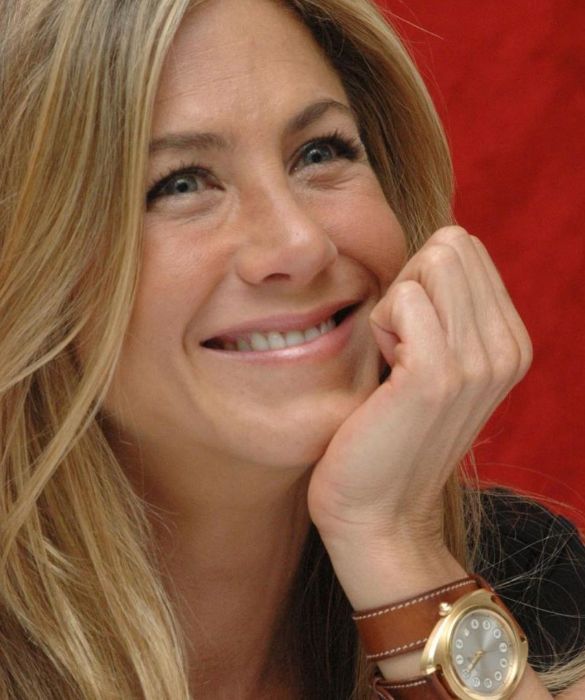 Jennifer Aniston è decisamente più affascinante ora piuttosto che ai tempi di Friends. Non ha mai fatto mistero di essersi sottoposta a una rinoplastica per eliminare la gobba sul naso, ma non solo. La pelle del suo viso, con gli anni, sembra migliorata: morbida, tonica e luminosa. Il segreto? Sembrerebbe essere una tecnica chiamata Thermage, un trattamento che permette di distendere la cute e rinnovare il contorno e il profilo del viso stimolando la produzione di nuovo collagene senza iniezioni.