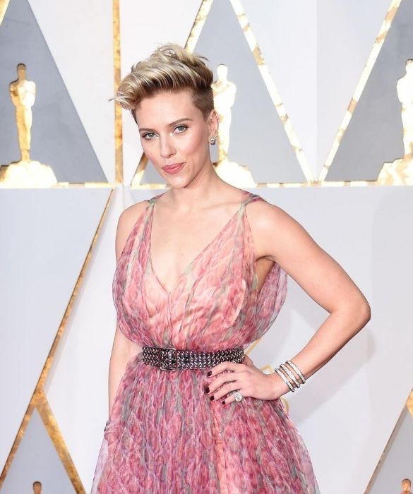 <p>Naso rifatto anche per Scarlett! Più sottile ai lati, meno a patata e sollevato di qualche millimetro: grazie all’aiuto della chirurgia estetica la bellissima attrice è riuscita ad ottenere un volto meno fanciullesco senza esagerare, con un effetto super naturale!</p>