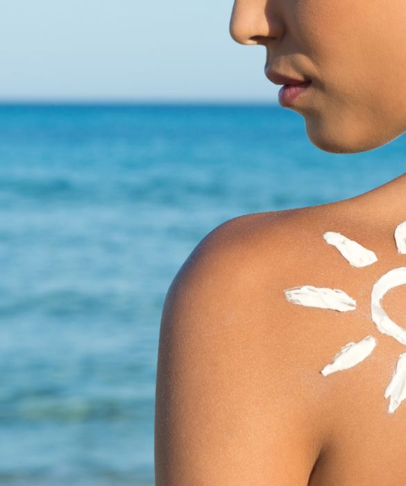 <p>Prima di esporsi ai raggi del sole bisogna sempre proteggere la pelle con una crema solare. Meglio iniziare con un fattore di protezione molto alto nei primi giorni per poi passare ad uno più basso quando la pelle avrà preso un po' di colore. Per i bambini bisogna scegliere una crema con protezione totale e resistente all'acqua, da applicare più volte durante la giornata. A fine giornata, dopo la doccia, è sempre bene utilizzare un dopo sole.</p>