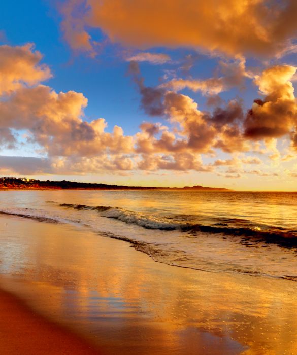 Non c'è niente di più romatico di un tramonto in spiaggia. Una passeggiata in riva al mare o un aperitivo sulla sabbia saranno una splendida premessa per una serata speciale con la vostra dolce metà.