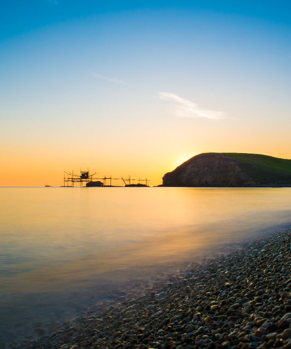 <p>I turisti solitamente si fermano a quella di Vasto, ma nel litorale nord c’è una riserva naturale con delle spiagge spettacolari. Natura incontaminata, dune e rocce che fanno da sfondo ad acque blu e fondali trasparenti e sabbia fine e dorata. Punta Aderci può essere comodamente raggiunta in auto e l’accesso è gratuito.</p>