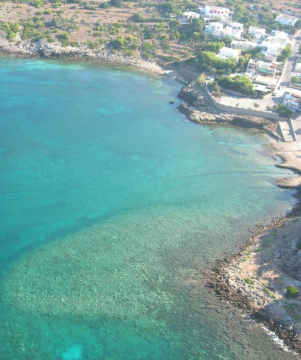 Nel cuore del Salento, appena oltre l’estrema punta di Santa Maria di Leuca, troviamo la Baia di San Gregorio. Mare limpido e blu, rocce che digradano dolcemente verso il mare: un ambiente ideale per chi è alla ricerca di relax, ma anche per chi ama indossare maschera e pinne.