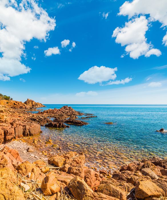 <p>Circondata da accesi scogli rossi, la Spiaggia di Su Sirboni, nonostante sia poco nota, rappresenta un vero gioiellino. Impossibile non rimanere colpiti dalla trasparenza dell’acqua e dal suo colore azzurro che cambia grazie ai giochi di luce creati dal sole riflesso sul fondale. Ah, non dimentichiamo il verde della vegetazione che contorna la spiaggia: un ulteriore cromatismo che contribuisce a rendere questo paesaggio unico.</p>
