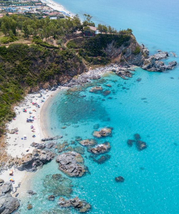 <p>Un luogo sperduto, spiaggia paradisiaca e fondali marini di rara bellezza, il tipo di paesaggio che magari cerchiamo dall’altra parte del mondo, lontano dall’Italia. Leggende narrano che gli Dei si tuffassero in queste splendide acque per recuperare le loro energie e inebriare mente e spirito.</p>
