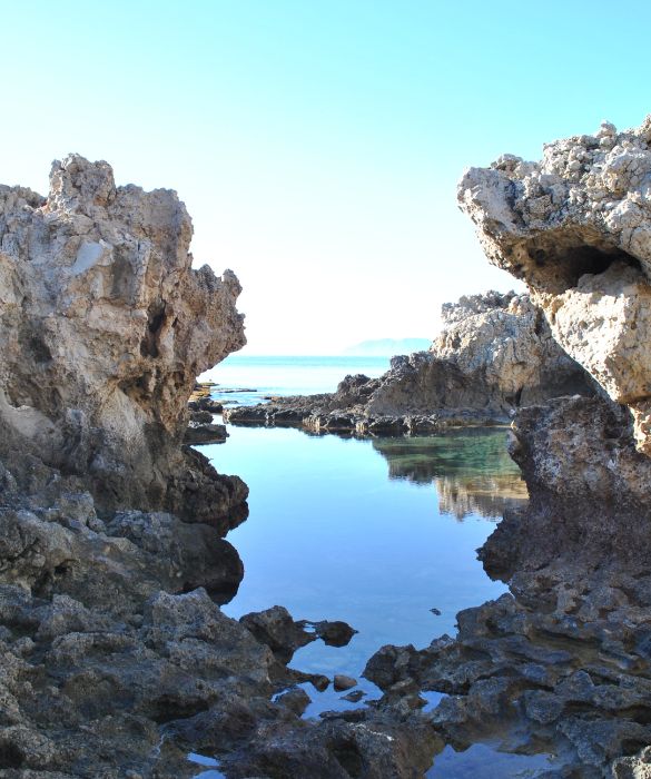 <p>Una piscina naturale, colma di acqua marina tiepida: la Piscina di Venere, ai piedi dell’estremità del lungo Promontorio di Capo Milazzo. Per raggiungerla, basterà avventurarsi tra fichi d’india, ulivi e scenari mozzafiato. E non dimenticate di godervi i tramonti multicolore sulle Isole Eolie! Arancione, rosa, rosso e addirittura viola: il cielo si tinge ogni giorno di un colore diverso, che poi sparge intorno a sé.</p>