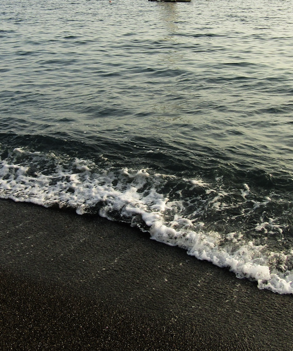 Vegetazione mediterranea, scogliere rocciose e sabbia scura, queste le caratteristiche della calda spiaggia di Punta Corvo, nel comune di Ameglia. Puo’ essere raggiunta attraverso un sentiero affascinante, ma lungo e piuttosto impervio