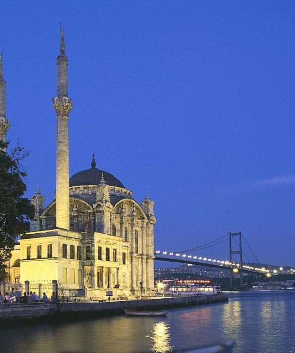 Per gli appassionati di cultura, storia e atmosfere esotiche il dono perfetto è un viaggio nella città meravigliosa e senza tempo di Istanbul, in Turchia. Tolto il volo, la città e le struture alberghiere non sono molto costose.