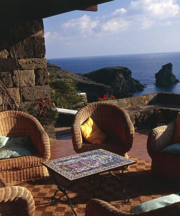 Fuga romantica per due lontano da tutto e tutti? 'Scappate' qualche giorno a Pantelleria, prenotando una delle meravigliose case a picco sul mare.