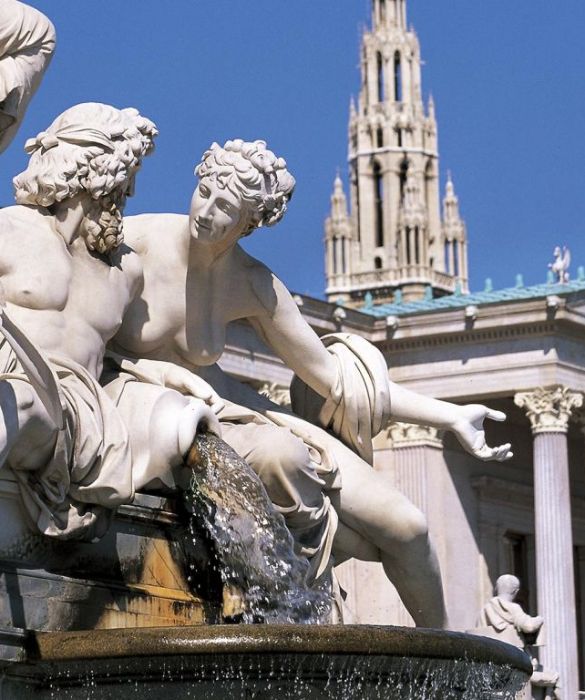 Vienna è un must delle vacanze di questo periodo: se volete assaporare l'atmosfera natalizia tra luci, profumi di cannella e spezie e canti festosi regalate e regalatevi un viaggio nella bellissima capitale austriaca.