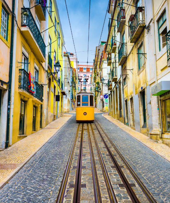 Senza dubbio Lisbona è una delle città più belle d'Europa. I suoi quartieri, incastonati tra discese e salite, sono dei veri e propri gioielli capaci di incantare anche il turista più esigente.
