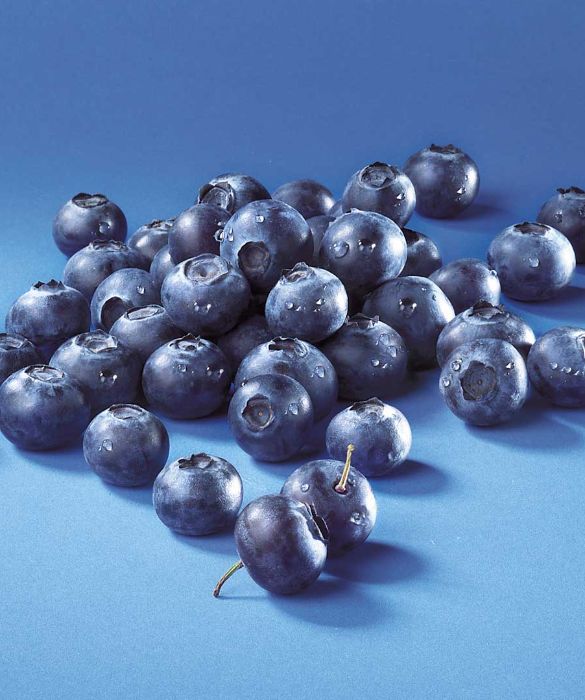 Non solo mirtilli! La frutta blu-viola comprende anche fichi, lamponi, more, ribes, prugne e uva nera, che proteggono il tratto urinario e la memoria e ci difendono dall'invecchiamento cellulare. Oltre a polifenoli e antociani, gli alimenti di questo gruppo condividono anche un buon contenuto di fibre.