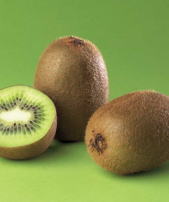 L'elenco della frutta verde è invece molto più corto. Solo kiwi e uva verde rientrano in questa categoria. Condividono gran parte delle proprietà benefiche della verdura dello stesso colore tra cui effetti protettivi su occhi, ossa e denti e la riduzione del rischio di tumori e di malattie cardiovascolari.