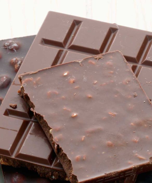 Di certo l'avrete provato anche voi, non c'è niente di meglio di un quadretto di cioccolato per allontanare la tristezza. E ora ce lo dice anche la scienza: ricco di polifenoli e triptofano, il cioccolato (soprattutto fondente) favorisce la produzione di serotonina e endorfine.