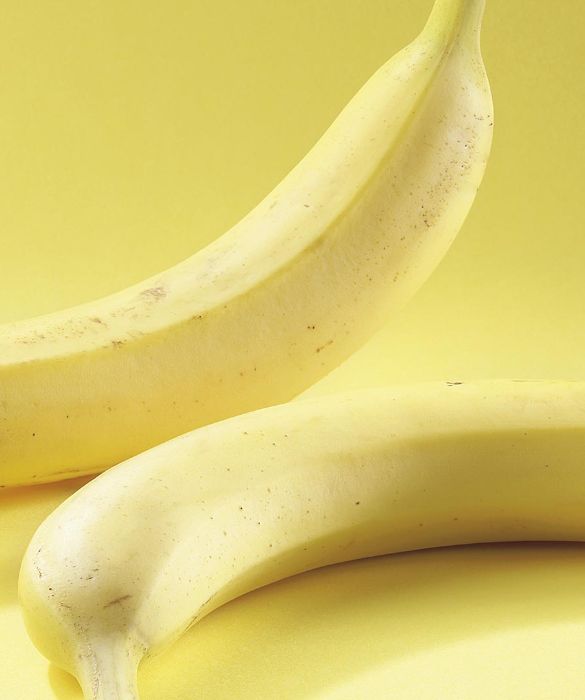 Non ci credere ma la buccia della banana, con i suoi sali minerali, vi farà avere denti bianchissimi. Sfregate lo spazzolino sull’interno della buccia e passatelo sui denti per 2 minuti. Dopo sciacquate la bocca ed eliminate eventuali residui con il filo interdentale.