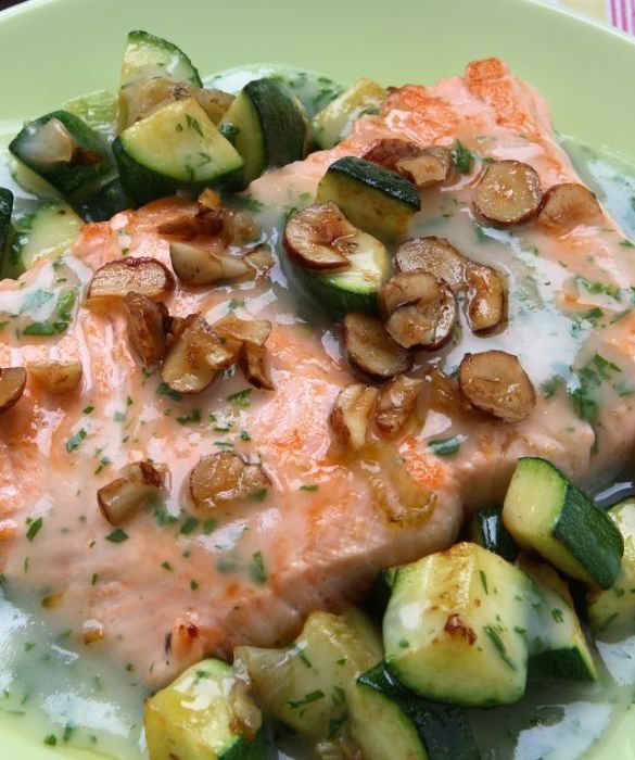 100 grammi di salmone forniscono al nostro corpo circa 1/5 della dose giornaliera consigliata di vitamina D. In più è una buona fonte di proteine, grassi polinsaturi, omega 3, vitamine del gruppo B e sali minerali come il fosforo e il selenio, che aiuta a mantenerci di buonumore.