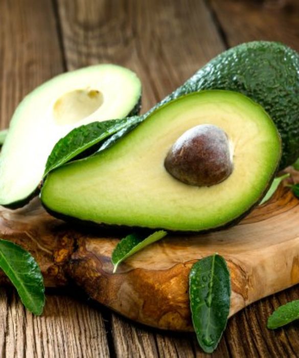 Tra i Superfood più conosciuti c'è l'avocado, che grazie all'elevato contenuto di omega3 e di acido grasso linoleico ha numerose proprietà benefiche. Questo frutto, inoltre, è ricco di sali minerali, vitamina A, vitamina E ed antiossidanti che lo rendono ideale per contrastare l'invecchiamento cellulare e i depositi di colesterolo. 