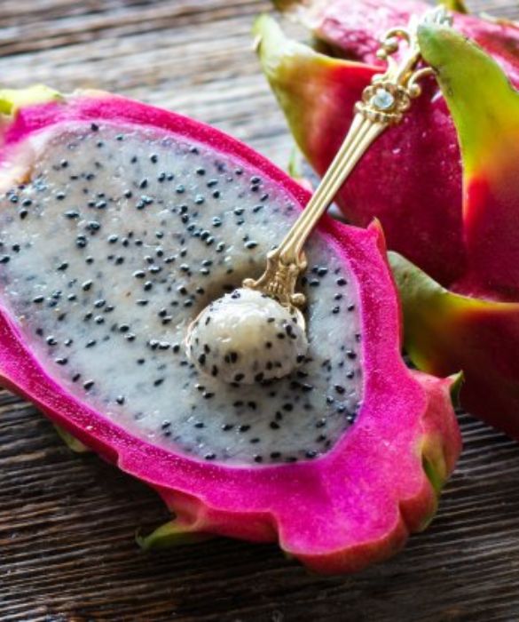 È un Superfood non particolarmente conosciuto in Italia, ma è possibile trovarlo in alcuni mercati ortofrutticoli particolarmente assortiti. Il frutto del drago (altro nome con cui è possibile trovarlo) oltre ad avere una forma ed un colore particolare ha molte proprietà benefiche. Possiamo utilizzarlo nella nostra dieta quotidiana per combattere lo stress, assumere una buona quantità di fibre e aiutare il nostro sistema immunitario.
