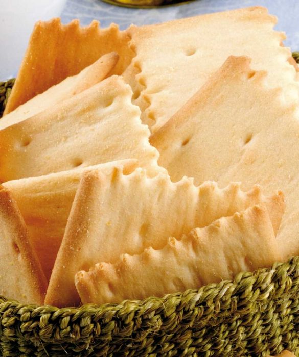 Vuoi dimagrire? Stai alla larga da crackers e grissini! Entrambi hanno un apporto calorico che si aggira sulle 430 kcal ogni 100 grammi e un elevato indice glicemico. Il risultato? L'accumulo di adiposità sul girovita.