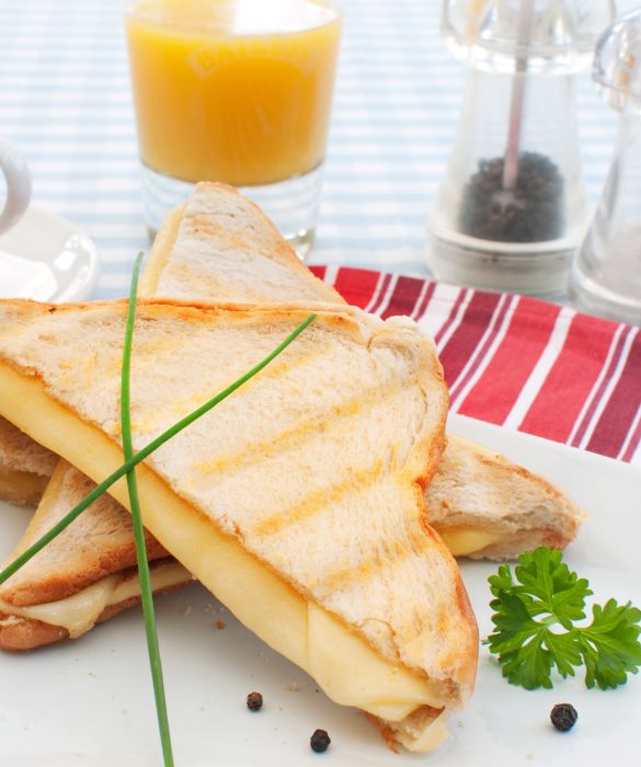 Un toast a colazione ogni tanto! Perché no? Magari accompagnato da una spremuta d’arancia