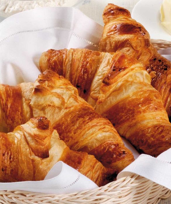 Elemento imprescindibile delle nostre colazioni insieme a una buona tazza di caffè o di cappuccino, i croissants ricordano nella forma e nel nome ricordano uno spicchio di luna crescente. Fatti di burro e pasta sfoglia lievitata, sono spesso arricchiti da ripieni golosi a base di cioccolato, crema o marmellata, ma se ne possono preparare anche gustosissime versioni salate con salumi e formaggi.