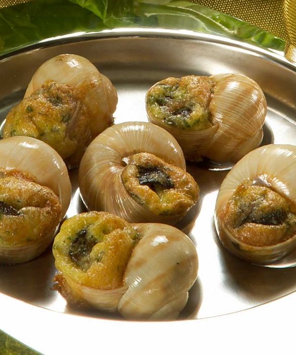 Preparate con burro fuso, aglio e prezzemolo, le escargots sono una delle preparazioni francesi più raffinate e conosciute al mondo. Le ricordate nella famosa scena del ristorante nel film Pretty Woman?