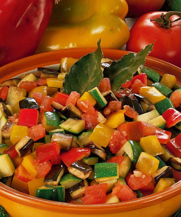 Zucchine, cipolle, melanzane, pomodori e peperoni cotti nell'olio d'oliva extravergine: è la ratatouille, emblema della semplicità culinaria francese che si è fatta conoscere in tutto il pianeta con il famoso film omonimo della Disney.