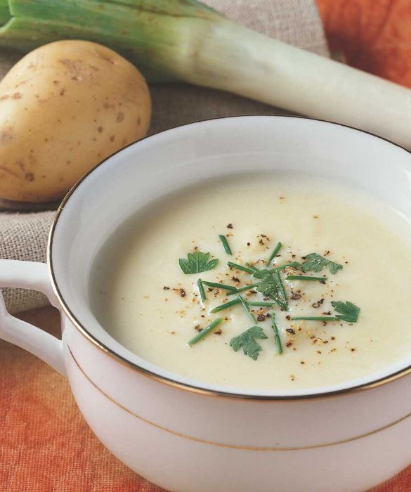 La vichyssoise è una deliziosa vellutata a base di porri, patate, cipolle e panna, tradizionalmente servita fredda ma buonissima anche calda. Secondo la tradizione a inventarla fu Louis Diat, il cuoco francese dell'hotel Ritz-Carlton di New York, che provò a ricreare i sapori della sua infanzia nei dintorni di Vichy.