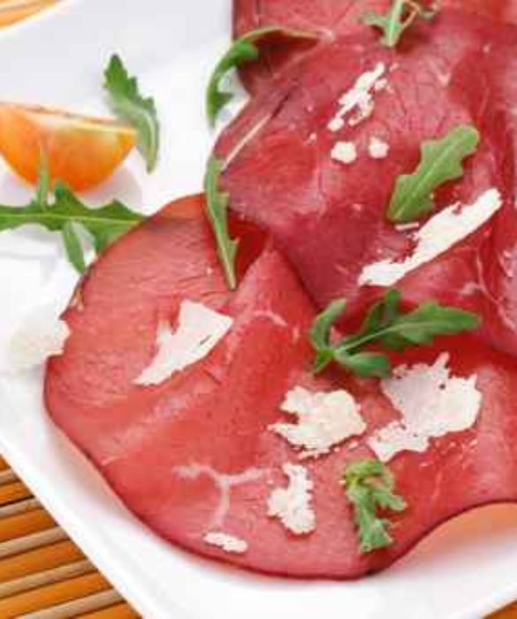 Bresaola, grana e rucola, il tutto condito con un filo d’olio extravergine d’oliva e una spruzzata di limone. Un piatto freddo che, accompagnato a del pane, meglio se integrale, rappresenta un pasto leggero e completo da consumare sia a pranzo sia a cena. Non dimenticare di terminare il pasto con della frutta di stagione per fare il pieno di tutte le vitamine e sali minerali di cui abbiamo bisogno!