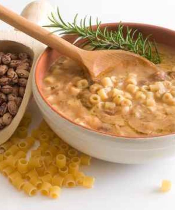 Pasta e fagioli: un classico della cucina mediterranea tradizionale, un piatto unico che fornisce una buona miscela di proteine, per quanto al di sotto dal valore biologico delle proteine animali. Utilizza la pasta integrale e condisci il piatto con un filo di olio extravergine d’oliva a crudo.