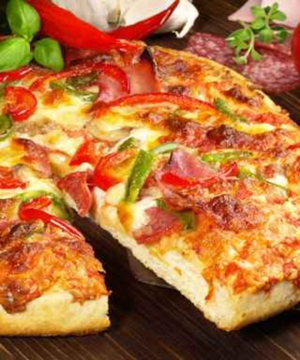 Acqua, farina, sale e lievito: sono questi gli ingredienti base della pizza, piatto unico per eccellenza. Condita con pomodoro, mozzarella, basilico, verdure grigliate e un filo di olio extra vergine d'oliva a crudo, la pizza diventa un piatto completo da consumare una volta ogni tanto. Bisogna infatti ricordare che tale alimento è molto ricco sia di calorie che di carboidrati.