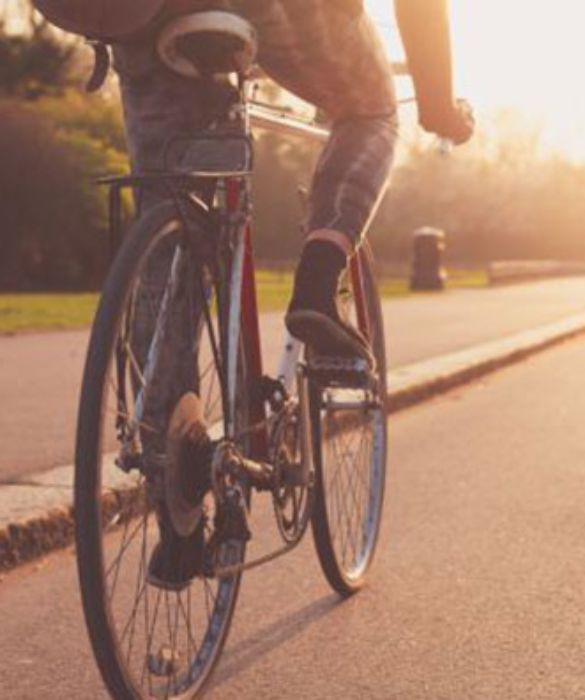 La biciletta è lo strumento ideale per dimagrire in fretta divertendosi! Possono bastare 20 minuti di biciletta due o tre volte alla settimana per sentire la differenza. Quindi cosa aspetti? Inizia a pedalare!