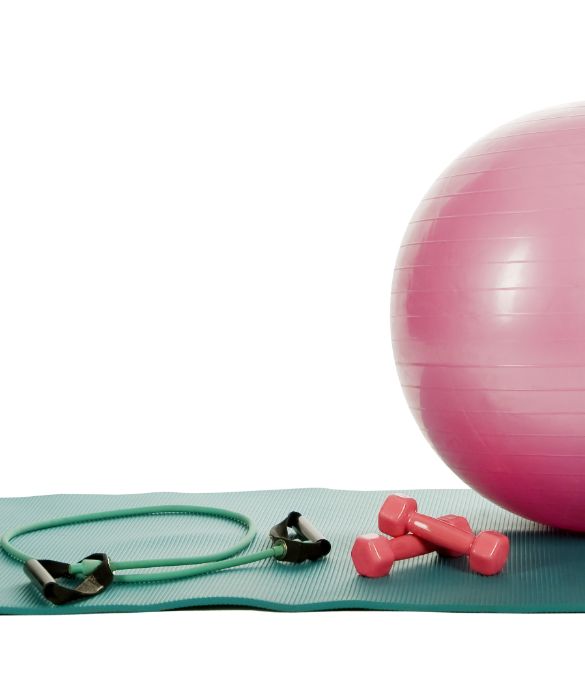 L'allenamento con la fitball prevede l'utilizzo anche di alcuni attrezzi soprattuto per le braccia. Stando seduti in euilibrio sulla palla, infatti, si possono utilizzare pesetti ed elastici per tonificare dorsali e spalle.