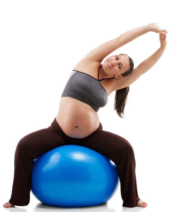 Praticare dell'attività fisica in gravidanza è una buona abitudine. Non bisogna mai superare certi limiti, però, e l'allenamento deve essere molto dolce. Con la fitball si possono svolgere molti esercizi di allungamento e tonificazione adatti al pancione e si può praticare anche lo yoga.