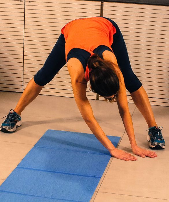 <p>È importante nello stretching mantenere le posizioni per alcuni secondi concentrandosi sulla respirazione. In questo esercizio in particolare allunghiamo le gambe e la schiena mantenedo la posizione per una ventina di secondi.</p>

