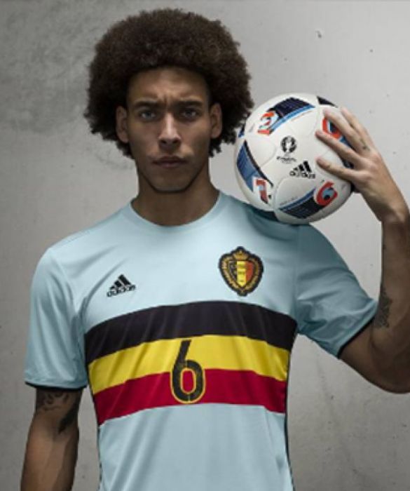 Axel Witsel il centrocampisca della Nazionale belga non incarna propriamente la classica bellezza del nord, perché le sue origini martinicane unite ad occhi azzurri come il mare lo rendono un uomo dovvero unico e intrigante!