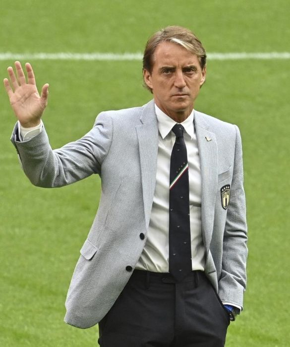 <p>Chi è l'allenatore più bello di Euro 2020? Ma sono io, Roberto Mancini!</p>
